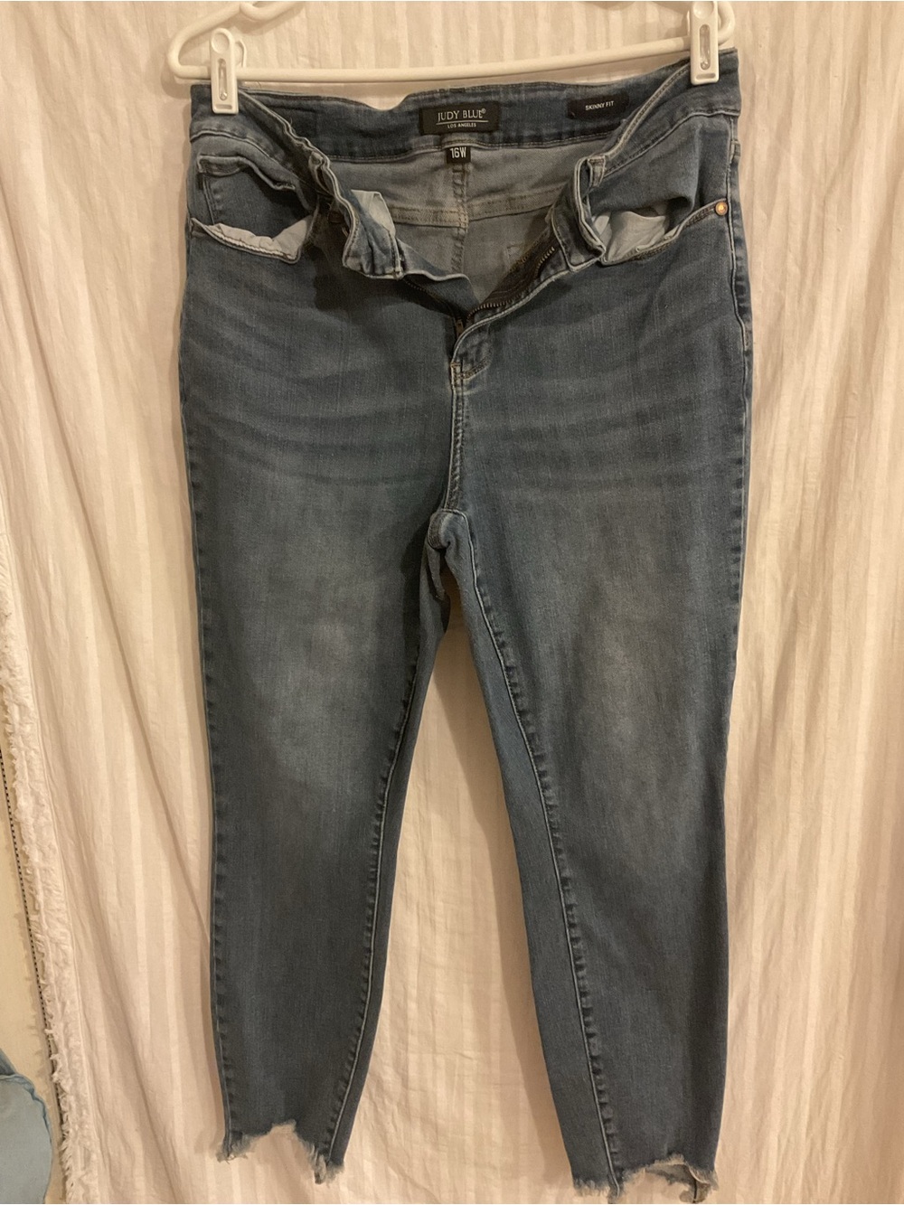 Judy Blue 16 W.Daphne Women's Mid Wash Skinny Jeans Frayed hems